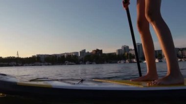 Raket Pano Stand üzerinde güzel bir kadın. SUP.
