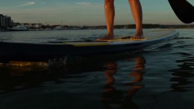 Raket Pano Stand üzerinde güzel bir kadın. SUP.