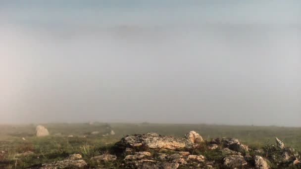 Движущиеся облака над Байкалом — стоковое видео