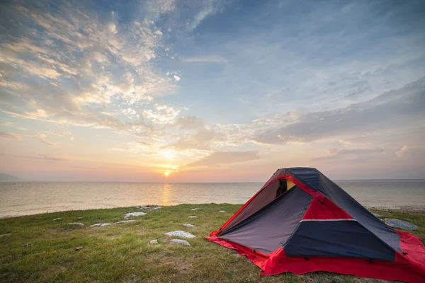Палатка на берегу моря утром — стоковое фото