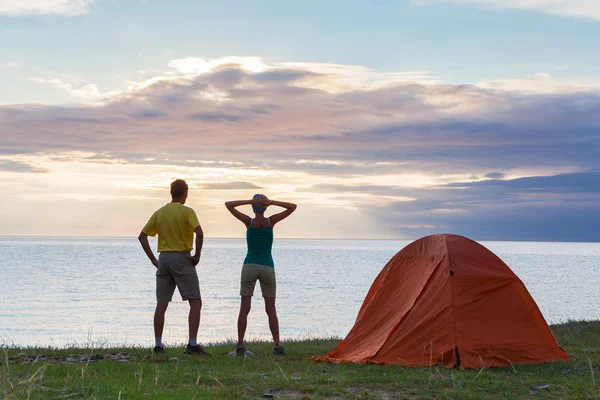 Jeune couple au camping — Photo