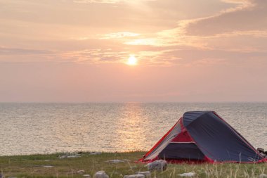Sabah sahil üzerinde çadır