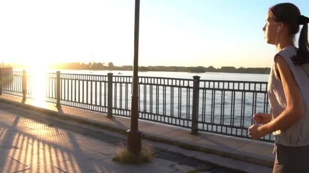 Jeune femme jogging au coucher du soleil — Video