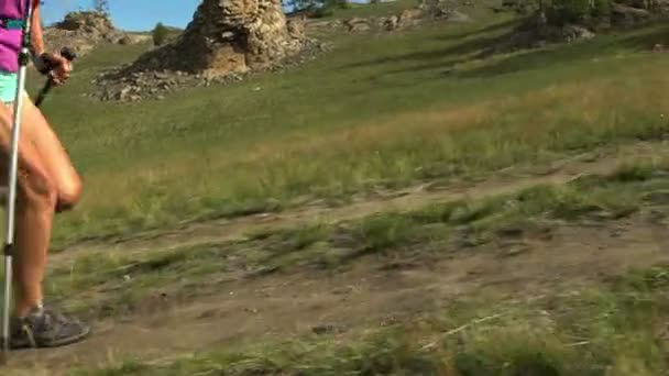 Γυναίκα τρέχει στο μονοπάτι του βουνού. — Αρχείο Βίντεο