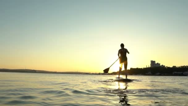 Hermosa mujer en Stand Up Paddle Board. SUP . — Vídeo de stock