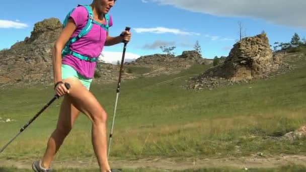 Fiatal aktív nő fut a napsütéses nyári szabadtéri. — Stock videók
