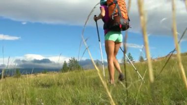 Yürüyüş kadın turist dağ yürüyor