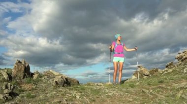 Yuvarlak dağ ve göl yürüme sırt çantası olan kadın