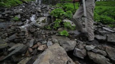 Uzun yürüyüşe çıkan kimse kadın dağ yürüyor,