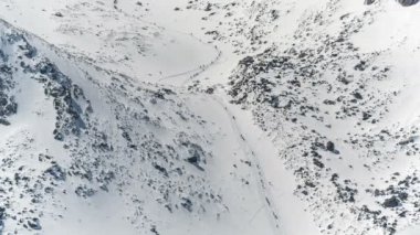 Bir grup insan Dağa tırmanma.