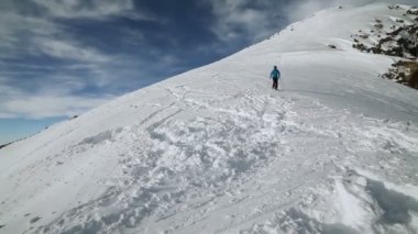 Snowboard iner ve dağ yamacı atlamak