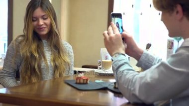 Birlikte bir kafede chat yapan öğrenci Çift