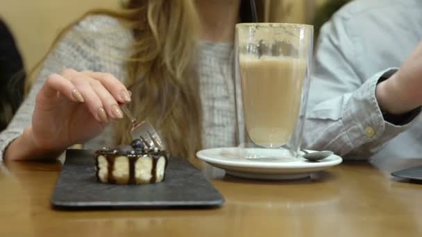 Student couple chatting together in a cafe — Stock Video