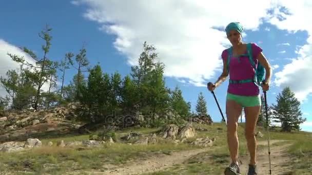 Femme courant sur le sentier de montagne . — Video