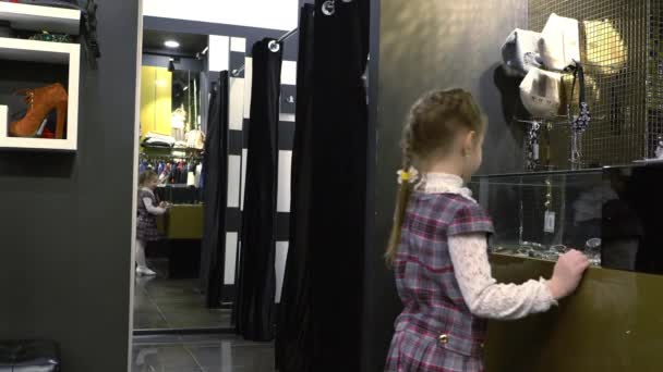 Mãe e filha comprando roupas em uma loja de roupas , — Vídeo de Stock