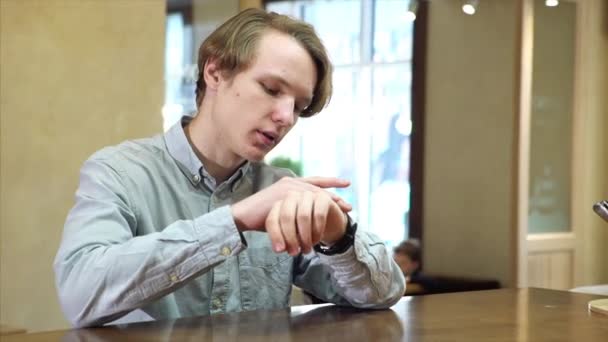 Pareja de estudiantes reuniéndose en un café — Vídeos de Stock