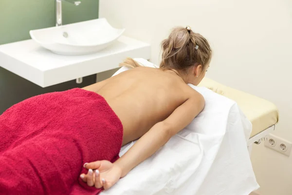 Jovem mulher no salão de massagem — Fotografia de Stock