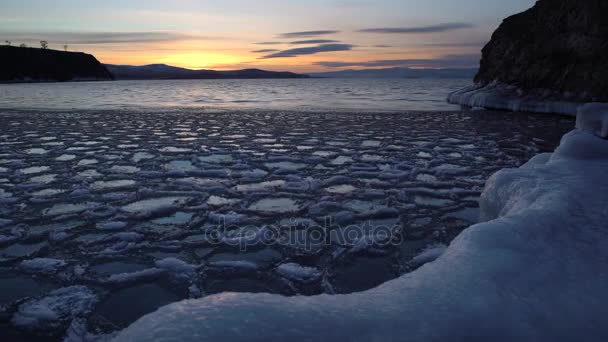 Blokkok a jég, a kék hullámok naplementekor — Stock videók