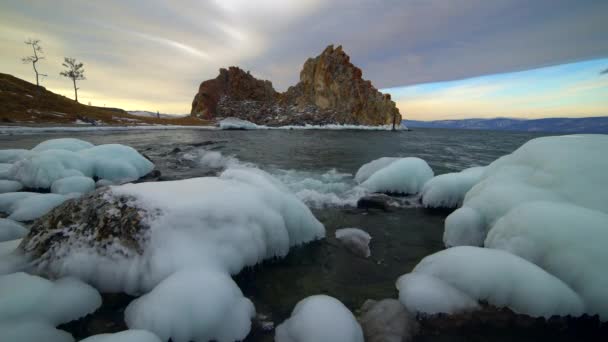 Ледяные глыбы на голубых волнах солнечный день — стоковое видео