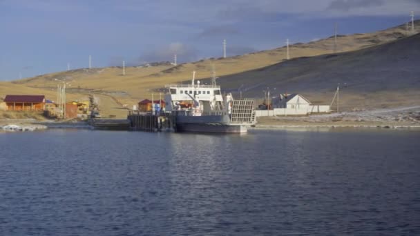 冬の日にモンゴルへ島フェリー行くバイカル湖. — ストック動画