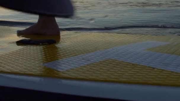 Mulher bonita em Stand Up Paddle Board. SUP . — Vídeo de Stock