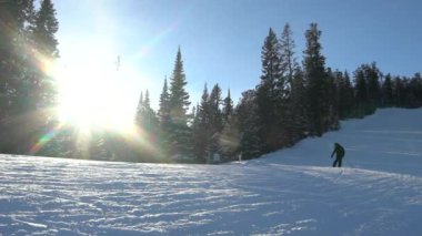 Kayakçı Kayak yamaçta güneşli kış günü