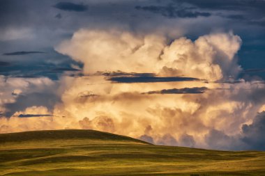 Fırtına bulutların üzerinde yeşil alanlar