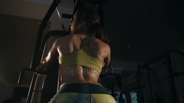 Sportif kadın spor salonunda eğitim. Sırt ve omuzlar için egzersiz — Stok video