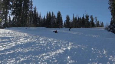 Kayakçı Kayak yamaçta güneşli kış günü