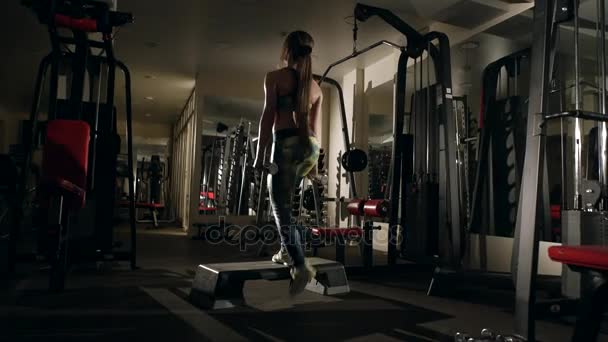 Flicka gör huk med skivstång i gymmet. — Stockvideo