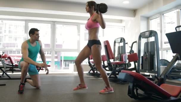 Jovem fazendo exercícios lunges . — Vídeo de Stock