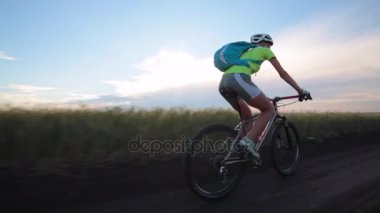 Kadın bisikletçi bisiklet toprak yol, dikiz rides