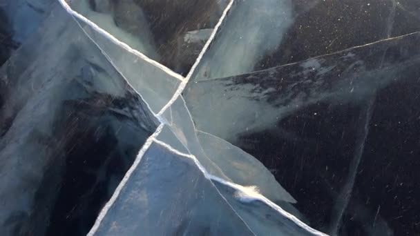 Tiefblaues Eis bricht. Baikalsee. — Stockvideo