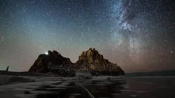 Zaman atlamalı yıldızlı gökyüzü Baykal Gölü üzerinde. — Stok video