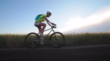 Kadın bisikletçi bisiklet toprak yol, dikiz rides