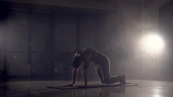 Mann macht Beinübungen auf dem Boden in der Halle. 4k — Stockvideo