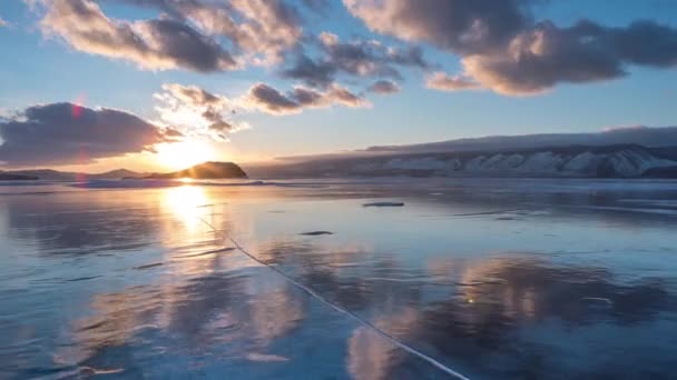 Blick auf den Baikalsee. Mit Schnee bedeckt. — Stockvideo