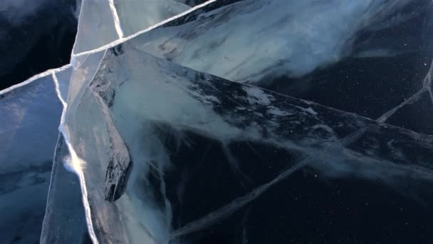 深蓝色冰打破。贝加尔湖. — 图库视频影像