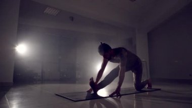 Bir adam baş çapraz bacakları üzerinde duruyor. 4k