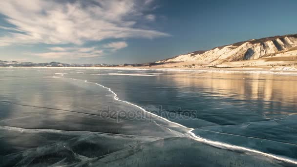 Panoramisch beweging op het Baikalmeer in de winter — Stockvideo