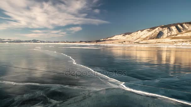 Movimiento panorámico en el lago Baikal en invierno — Vídeos de Stock