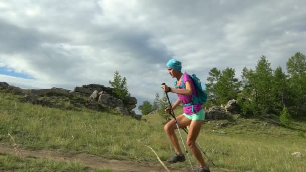 Молодая активная женщина бегает на свежем воздухе в солнечное лето . — стоковое видео