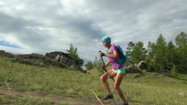 Junge Aktive laufen im sonnigen Sommer im Freien. — Stockvideo