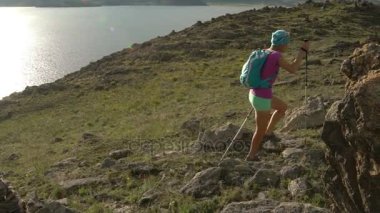 Yuvarlak dağ ve göl yürüme sırt çantası olan kadın