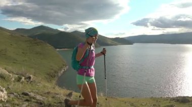 Yuvarlak dağ ve göl yürüme sırt çantası olan kadın