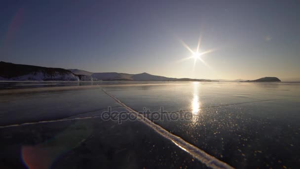 Vue sur le lac Baïkal. Recouvert de neige . — Video