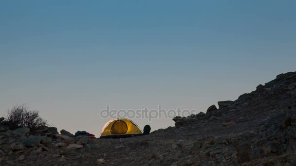 Wschód księżyca nad namiot turystyczny. Upływ czasu. — Wideo stockowe