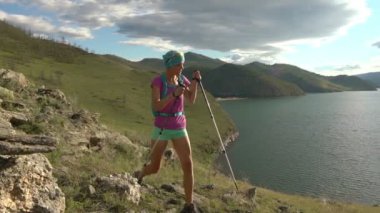 Yuvarlak dağ ve göl yürüme sırt çantası olan kadın