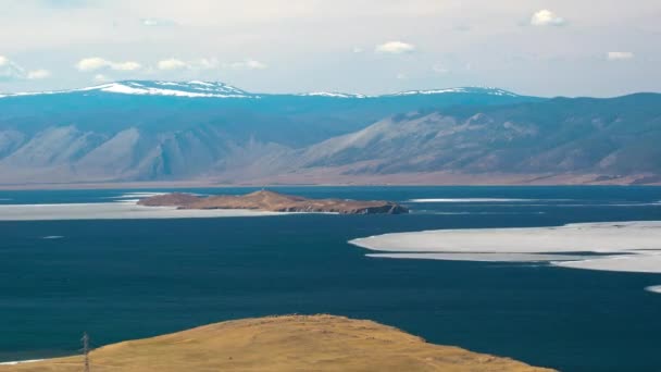 Deriva de hielo de primavera en el lago del norte — Vídeo de stock