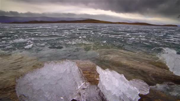 Derretimiento de hielo en el lago — Vídeos de Stock